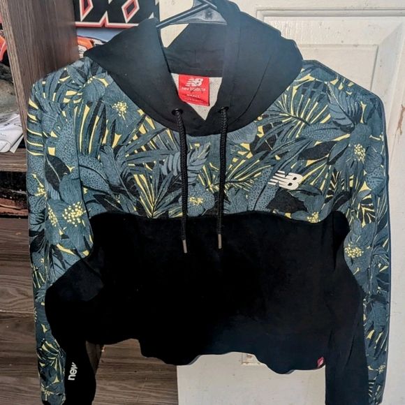 Juniors/Women's- SIZE SMALL/New Balance Crop-top Hoodie/Pre-owned Barley Worn - Picture 1 of 4